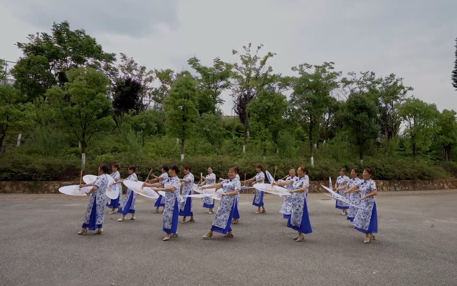 [图]富源县阳光健身队《一湖清水》