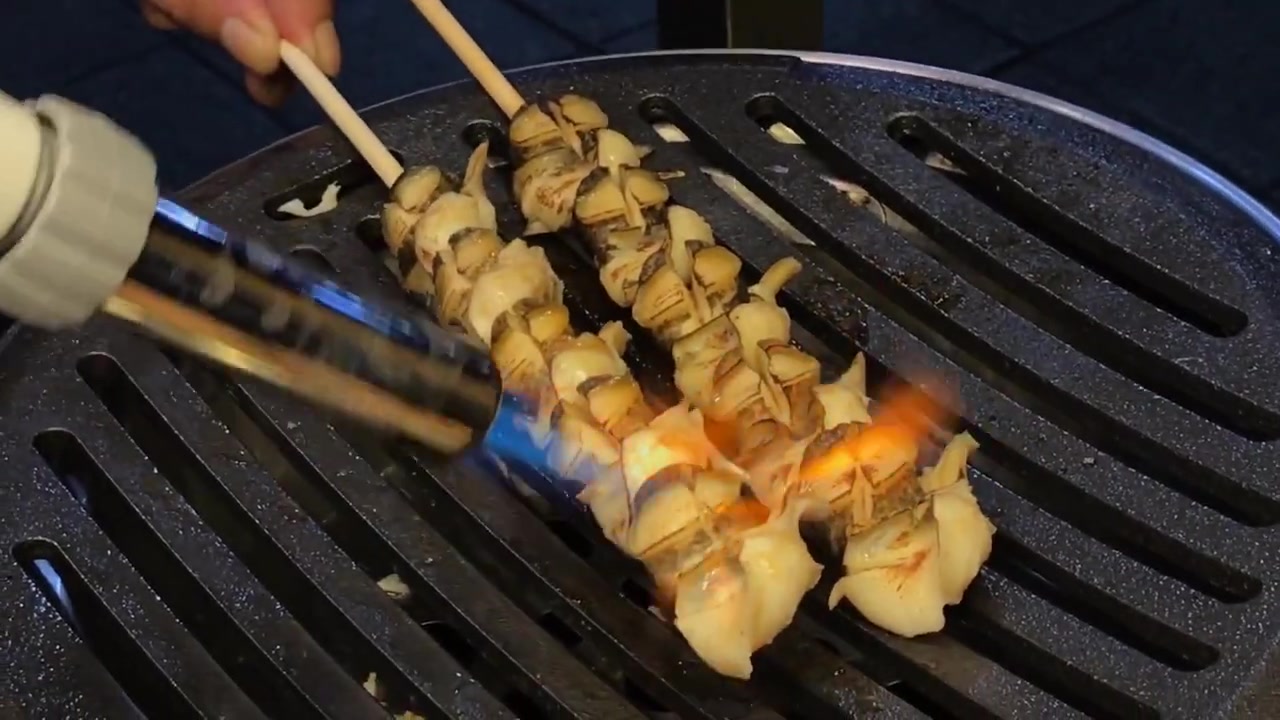 台湾夜市美食野生烤海螺.