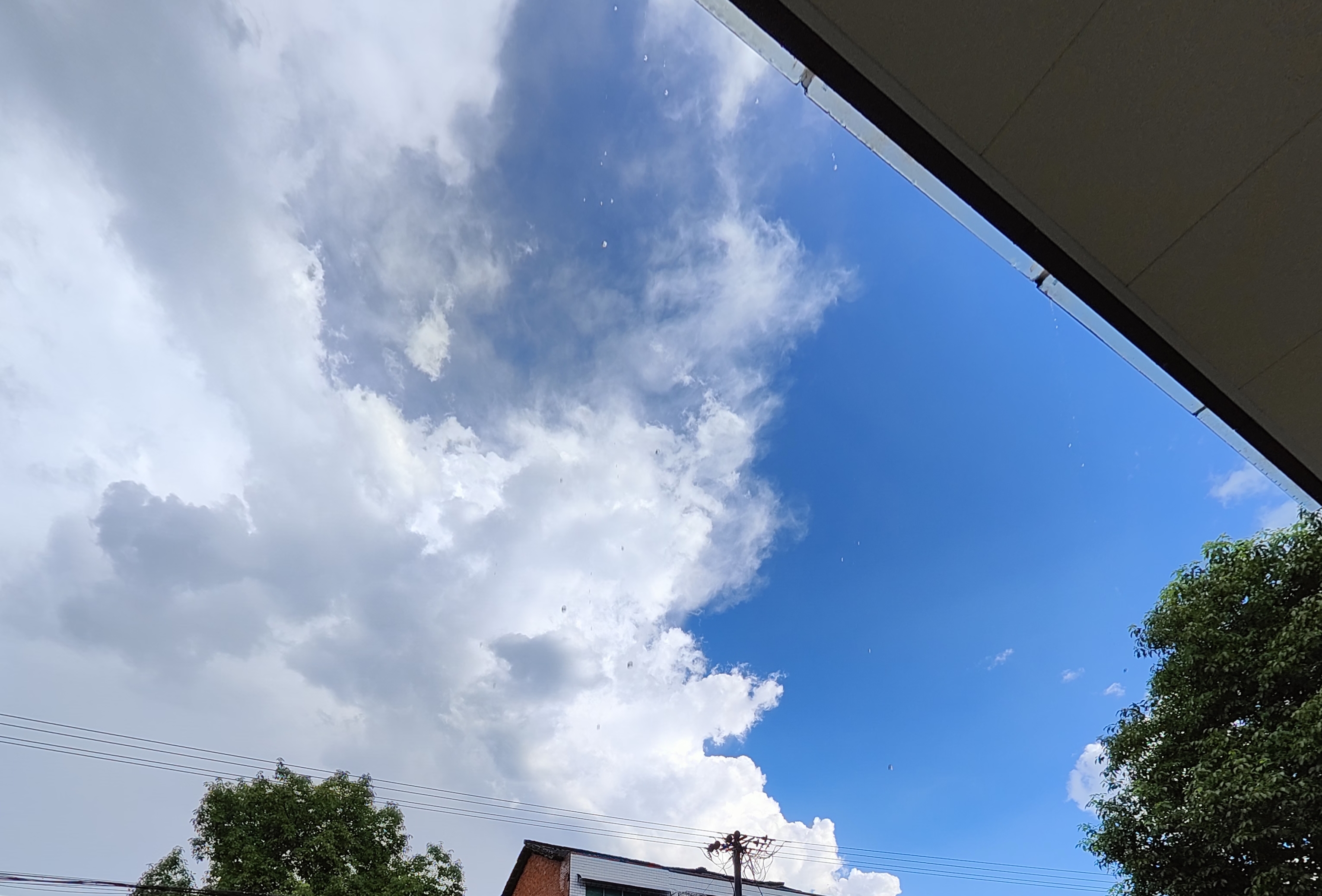 雨淋溼了天空,把天空洗的很乾淨