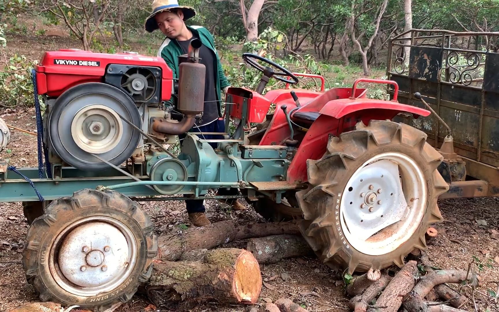 越南的拖拉机去拉柴火