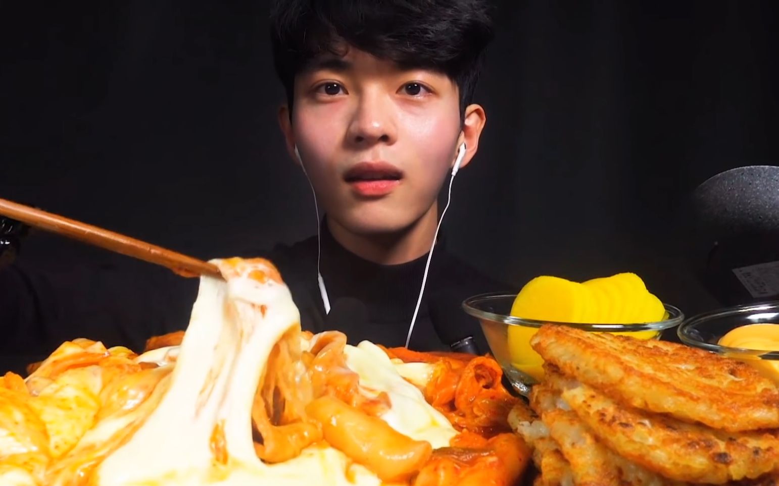 {韩国吃播}【chan sori】香辣鸡块和奶酪的味道,棕色的慕邦美食秀