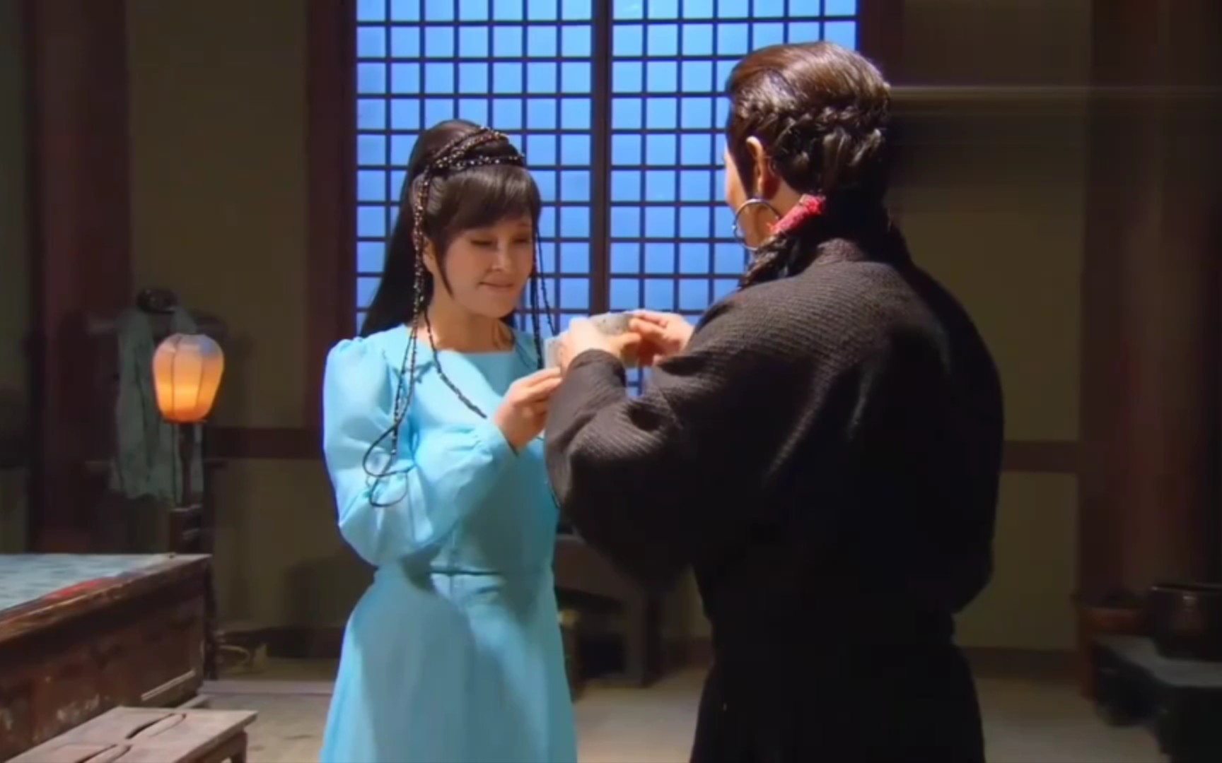 男子假意离开,实则下药迷晕美女将她抱走