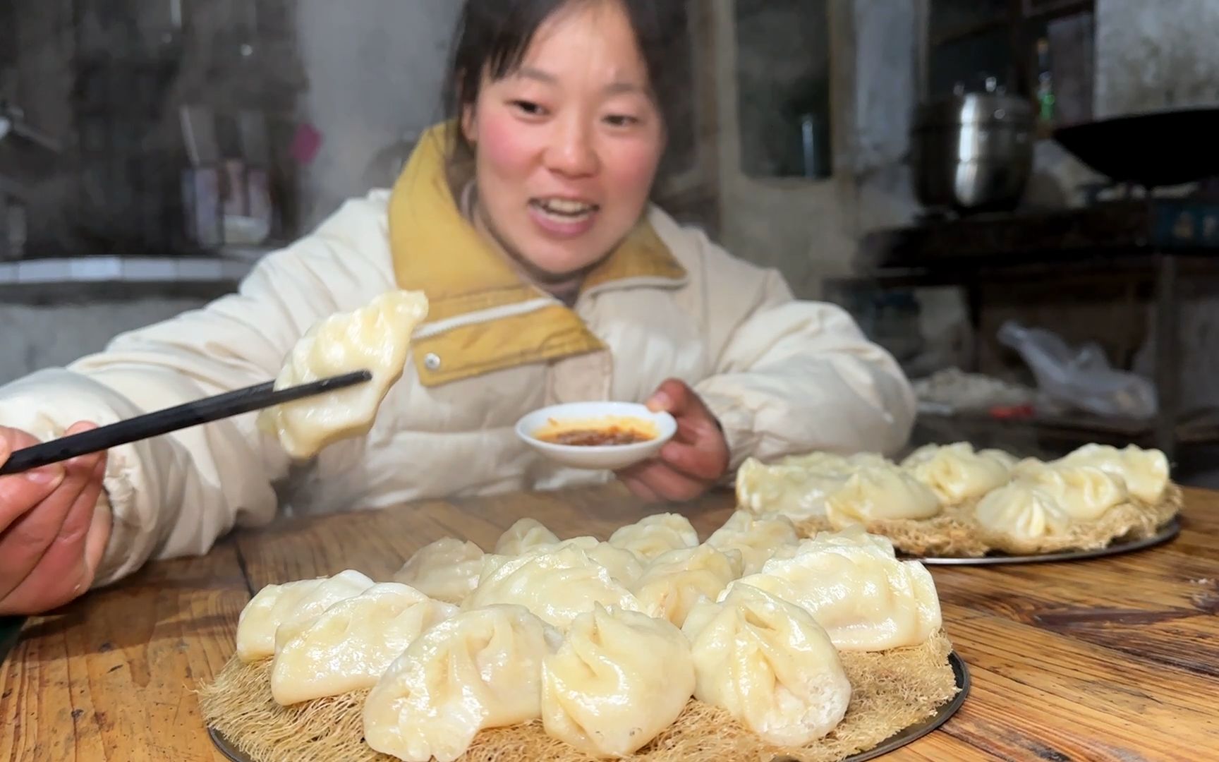 这样的蒸笼垫你们见过吗?小悦自己做一个蒸饺子,大嘴还吟诗一首哔哩哔哩bilibili