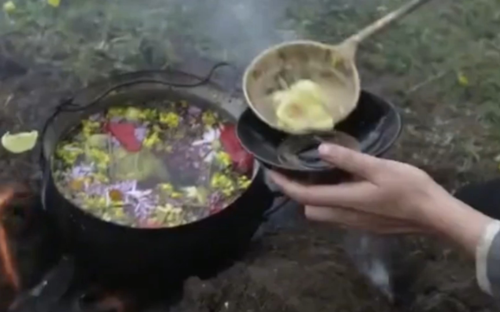 [图]【影视合集】 红军过草地，煮野花，喝泥水，吃皮带，活着走出去就是胜利！