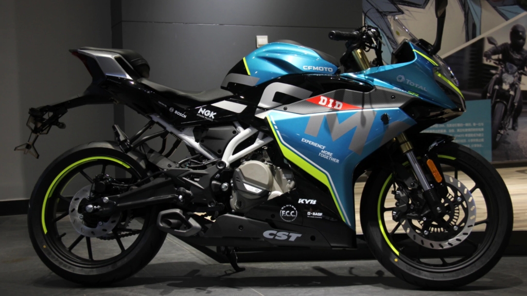 春风250sr赛道版 女骑up实拍