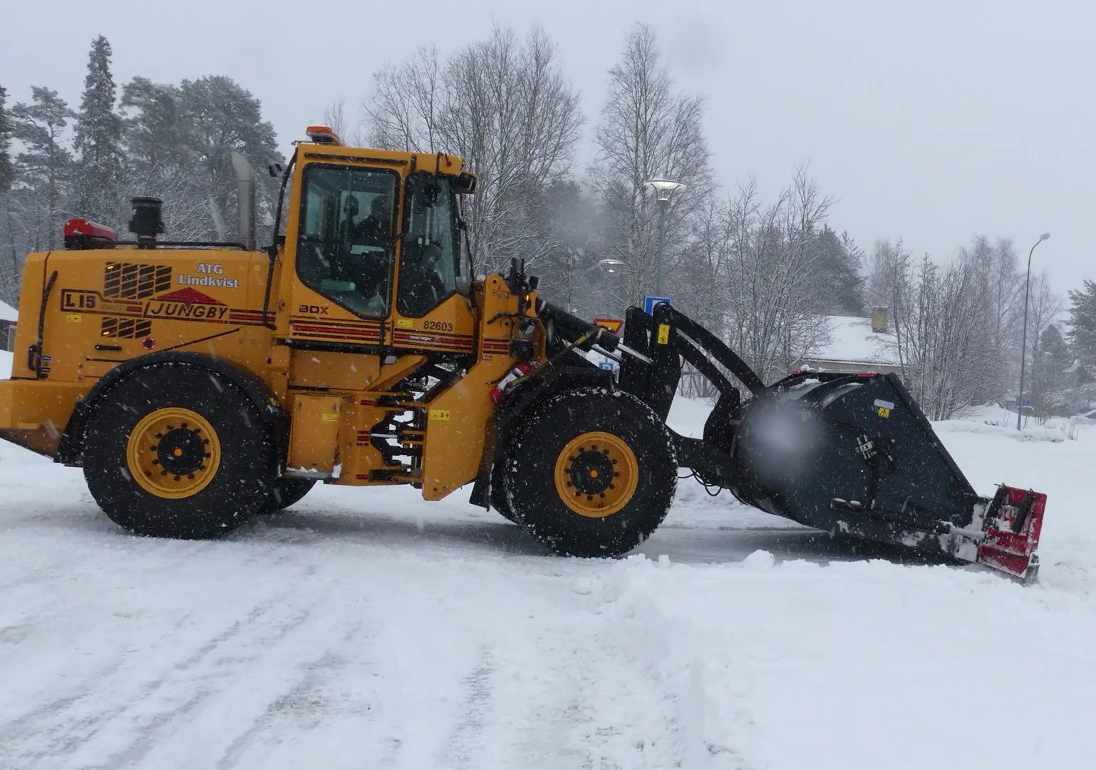ljungby l15轮式装载机除雪作业