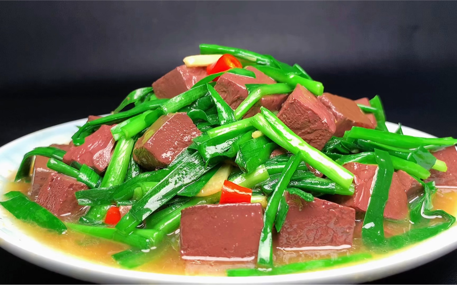 韭菜炒猪血很多人做错了,大娘教几个技巧,滑嫩鲜香超下饭