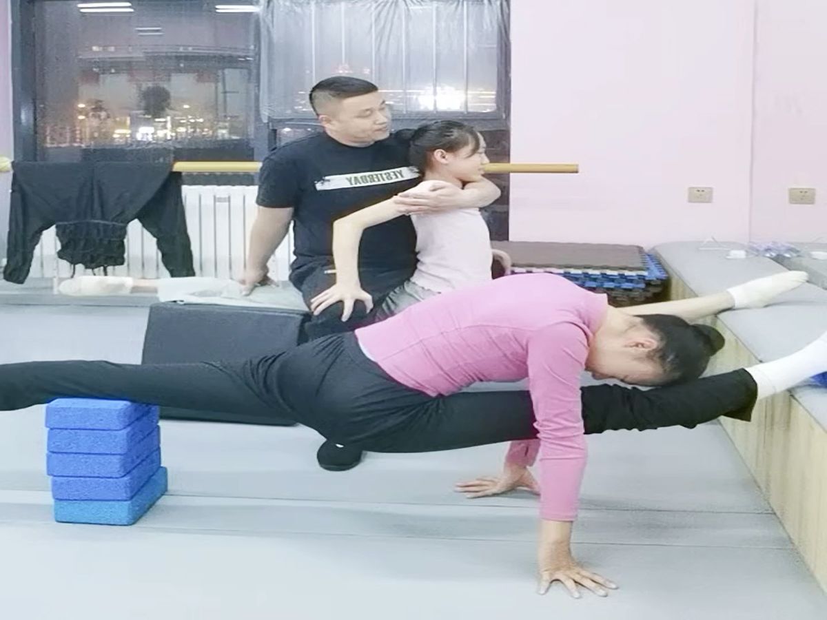 两个舞蹈女生耗竖叉,软开度训练