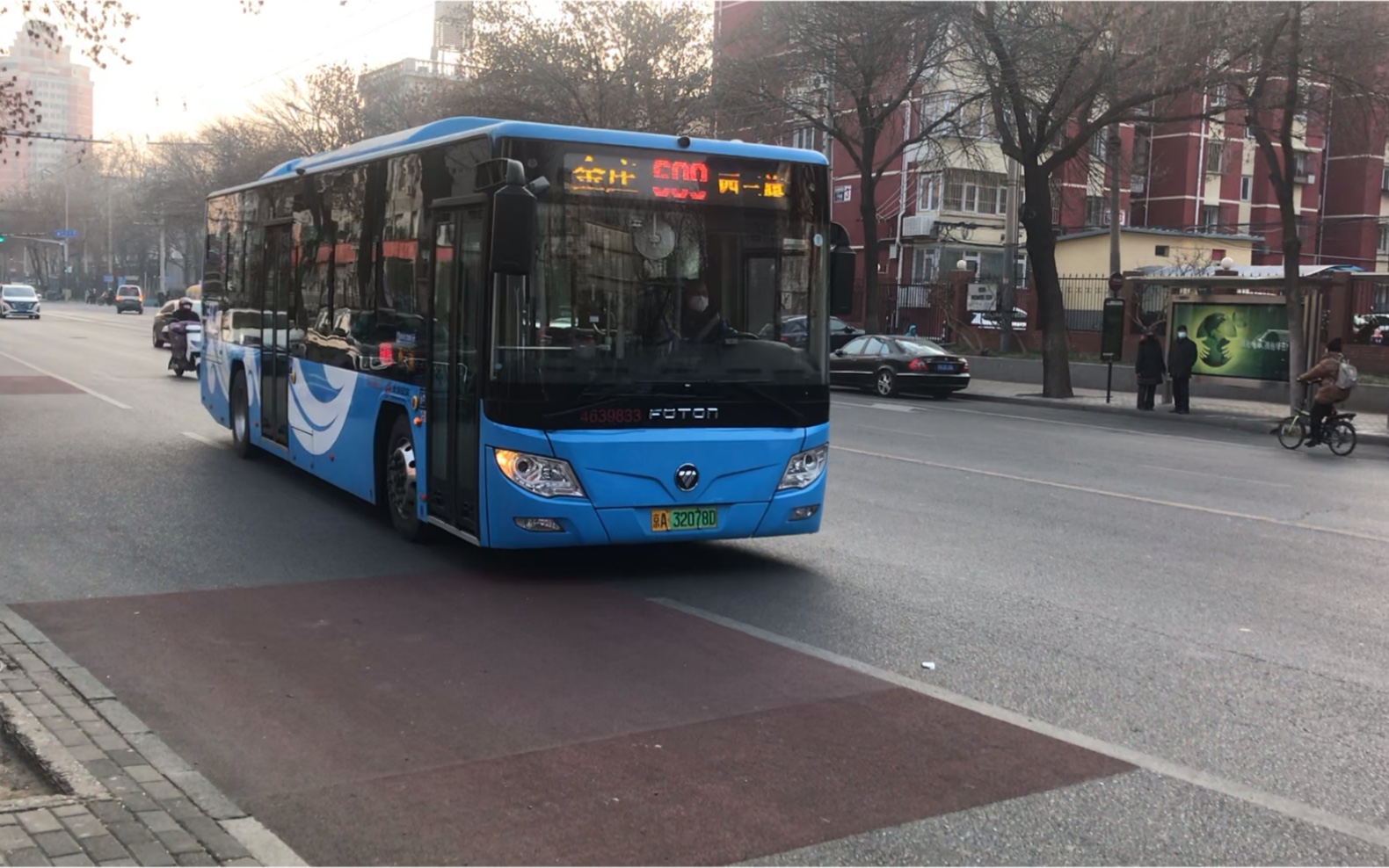 北京公交609路10米蓝色祥云纯电车进二里庄南口