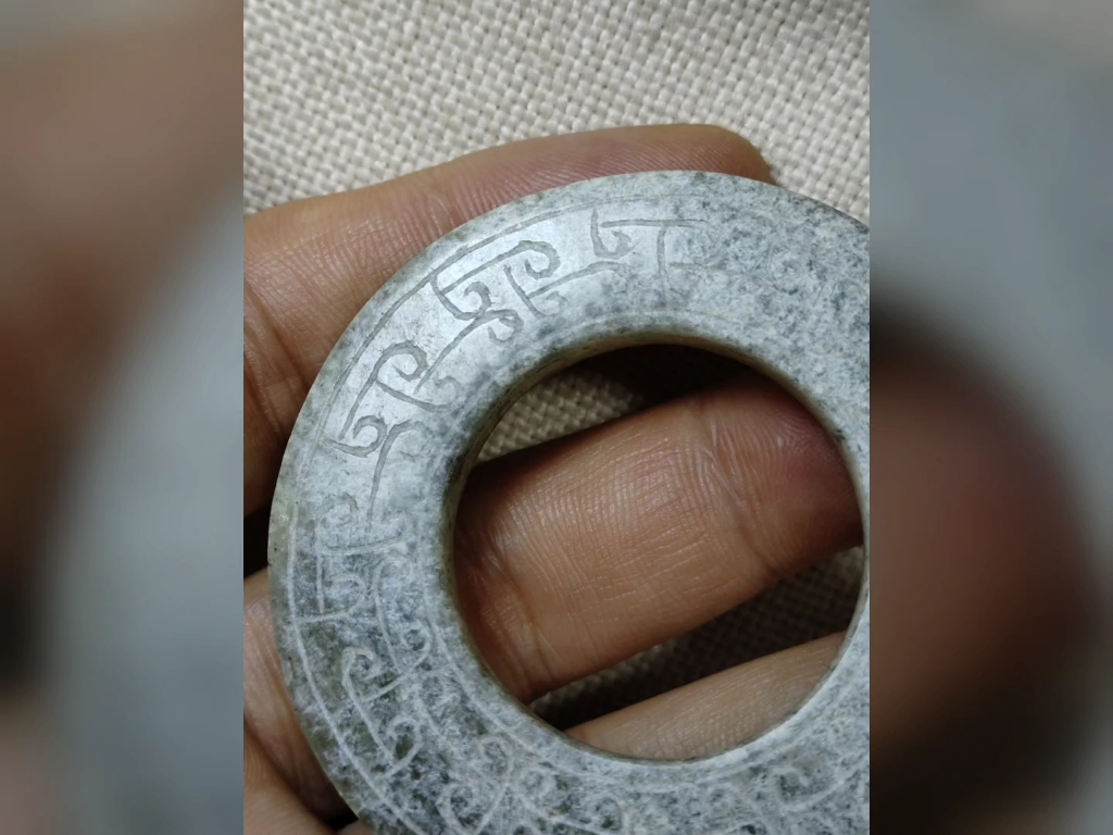 放漏,大开门战汉和田青玉勾连云纹玉环,沁色自然,淡玻璃光,雕工精湛