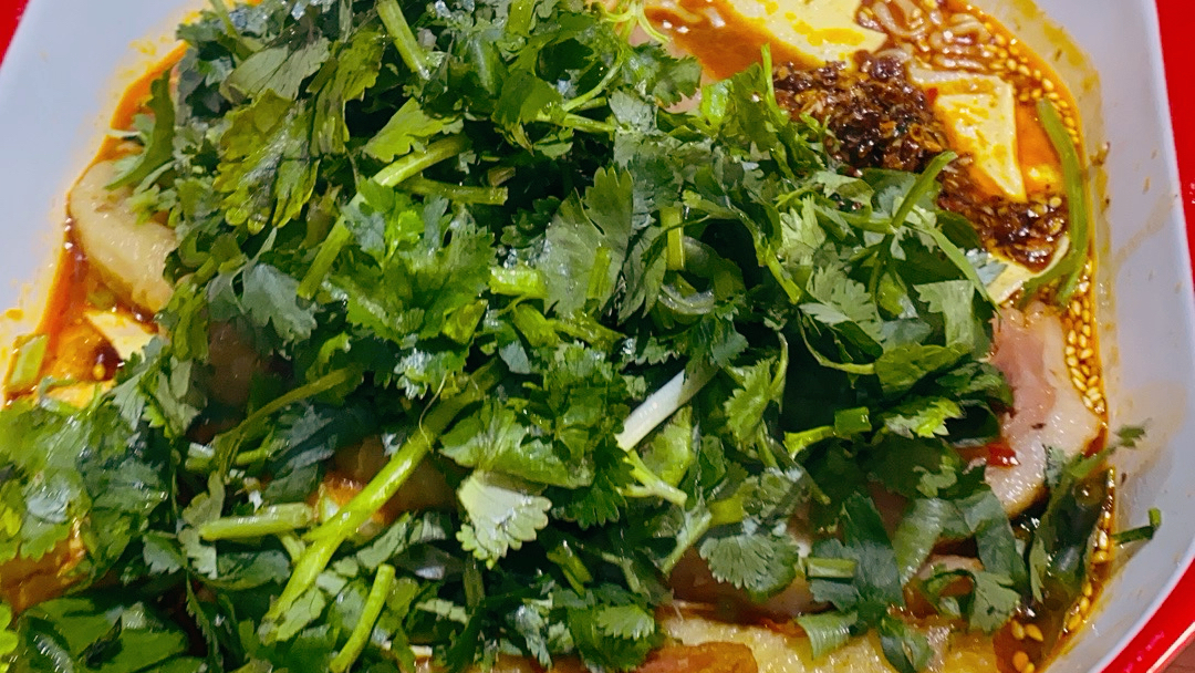 冬天一碗热腾腾的麻辣烫加上香菜