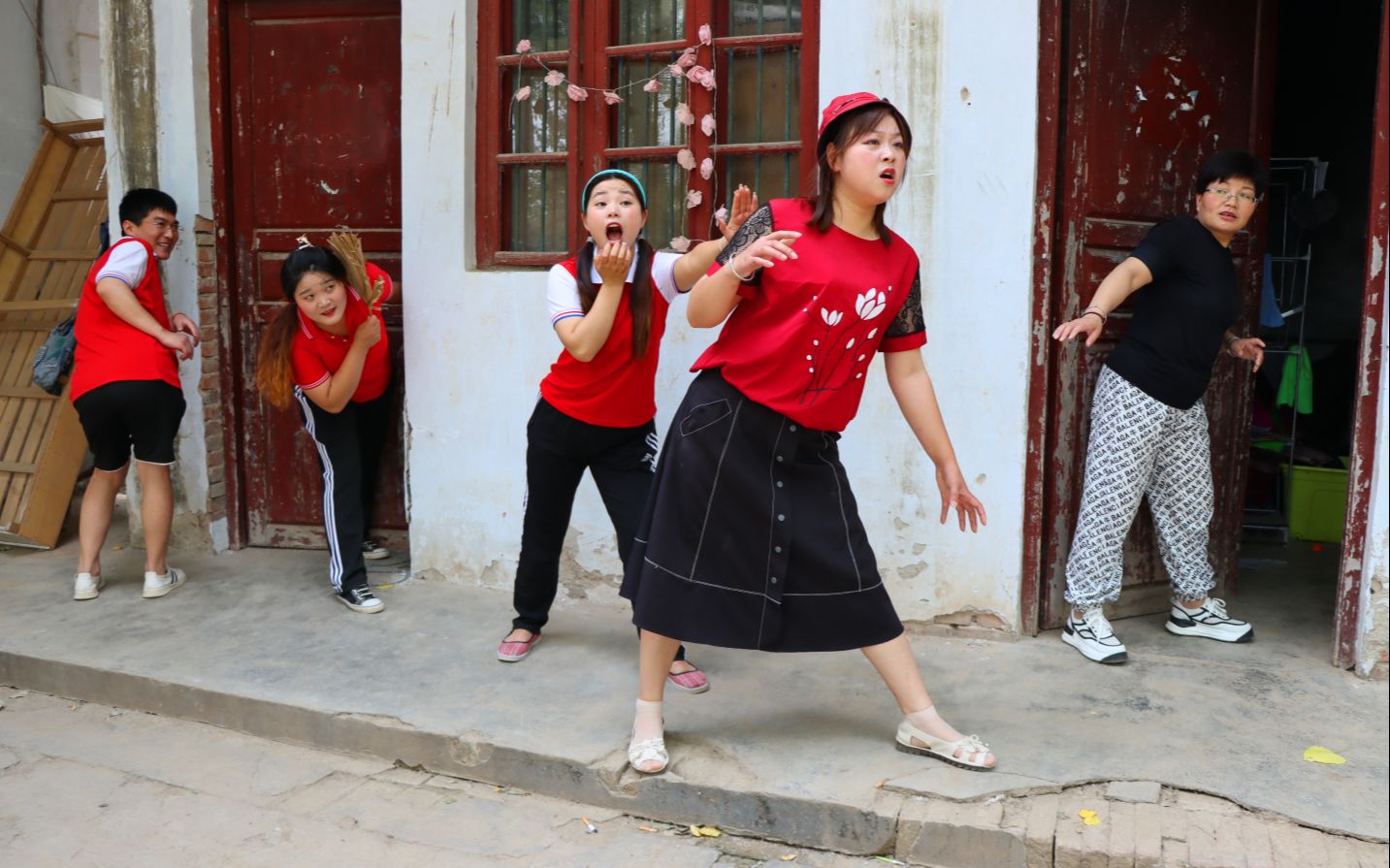 [图]孩子们玩捉迷藏游戏，傻妞在妈妈身边妈妈却找不到她，过程真好玩