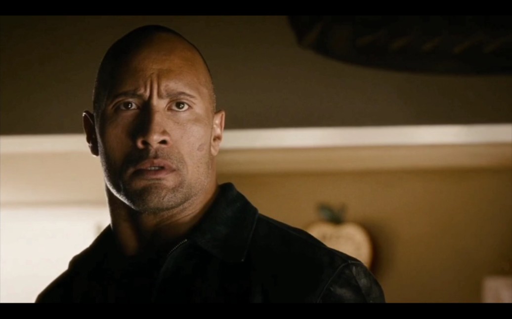 《极速复仇》巨石强森(原名道恩强森),出狱后为兄复仇开杀戒,肾上腺素