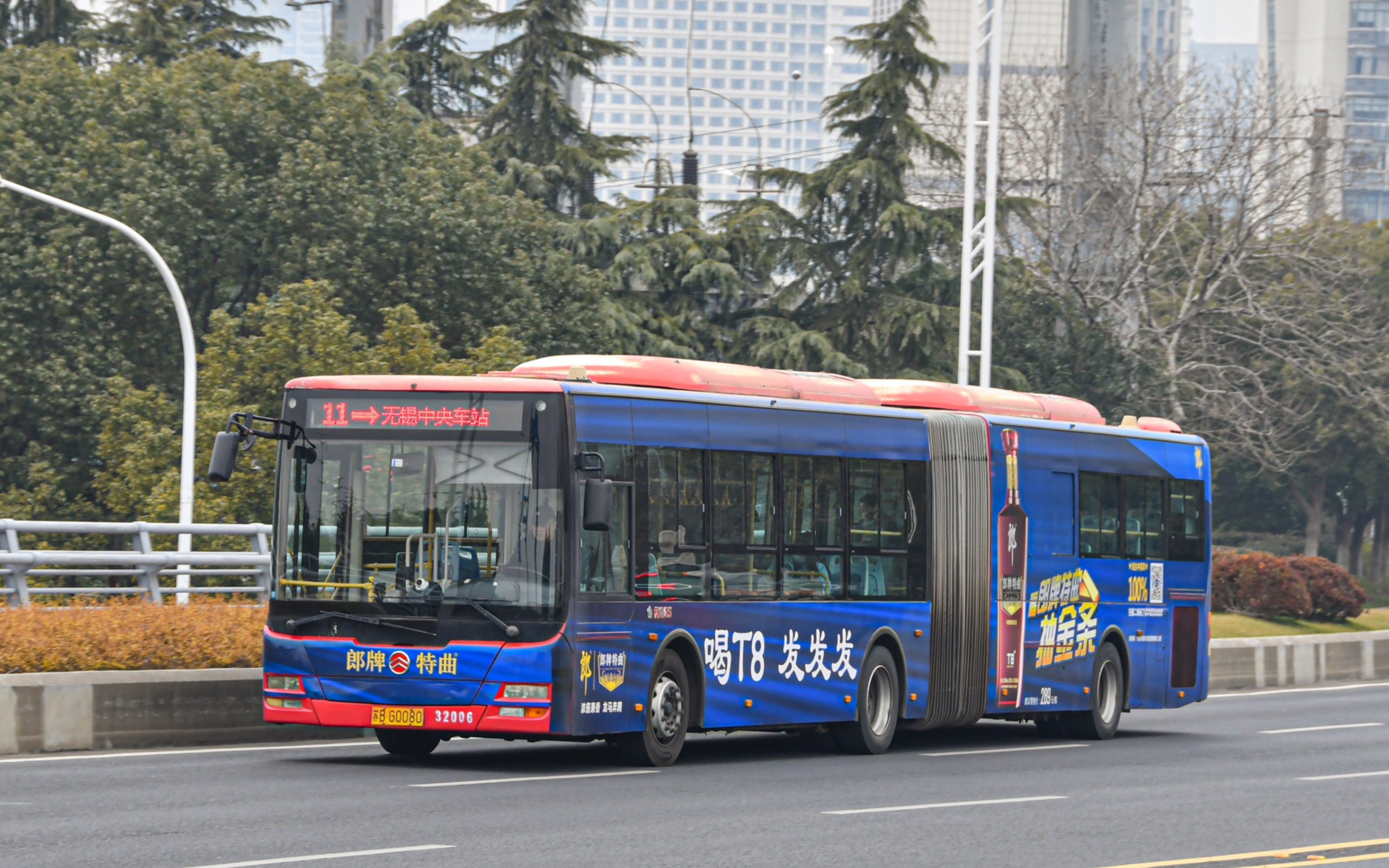 电动铰接公交车图片