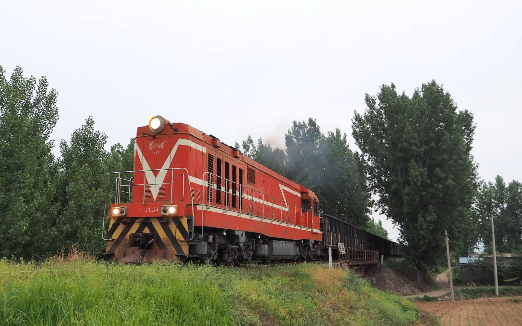 东风12 0184牵引重载列车确认道口安全后开始发力通过