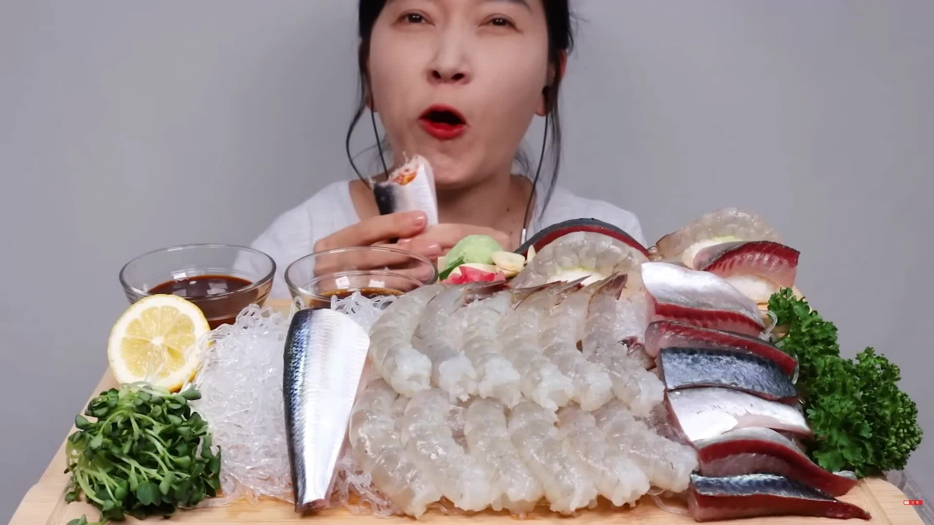 泰国美女直播吃鱼生,声音清脆真的很解压