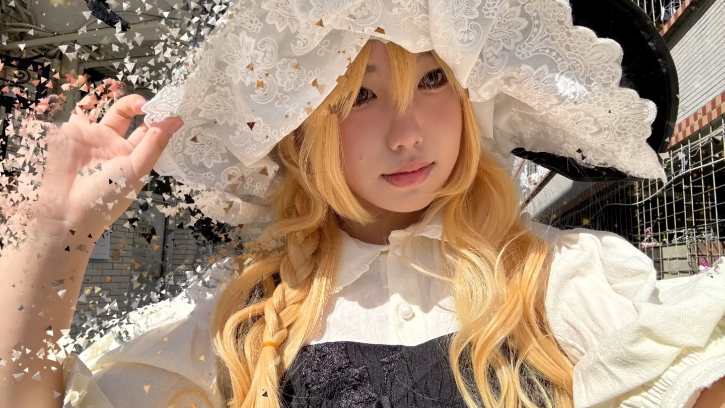 金色头发的可爱小女孩