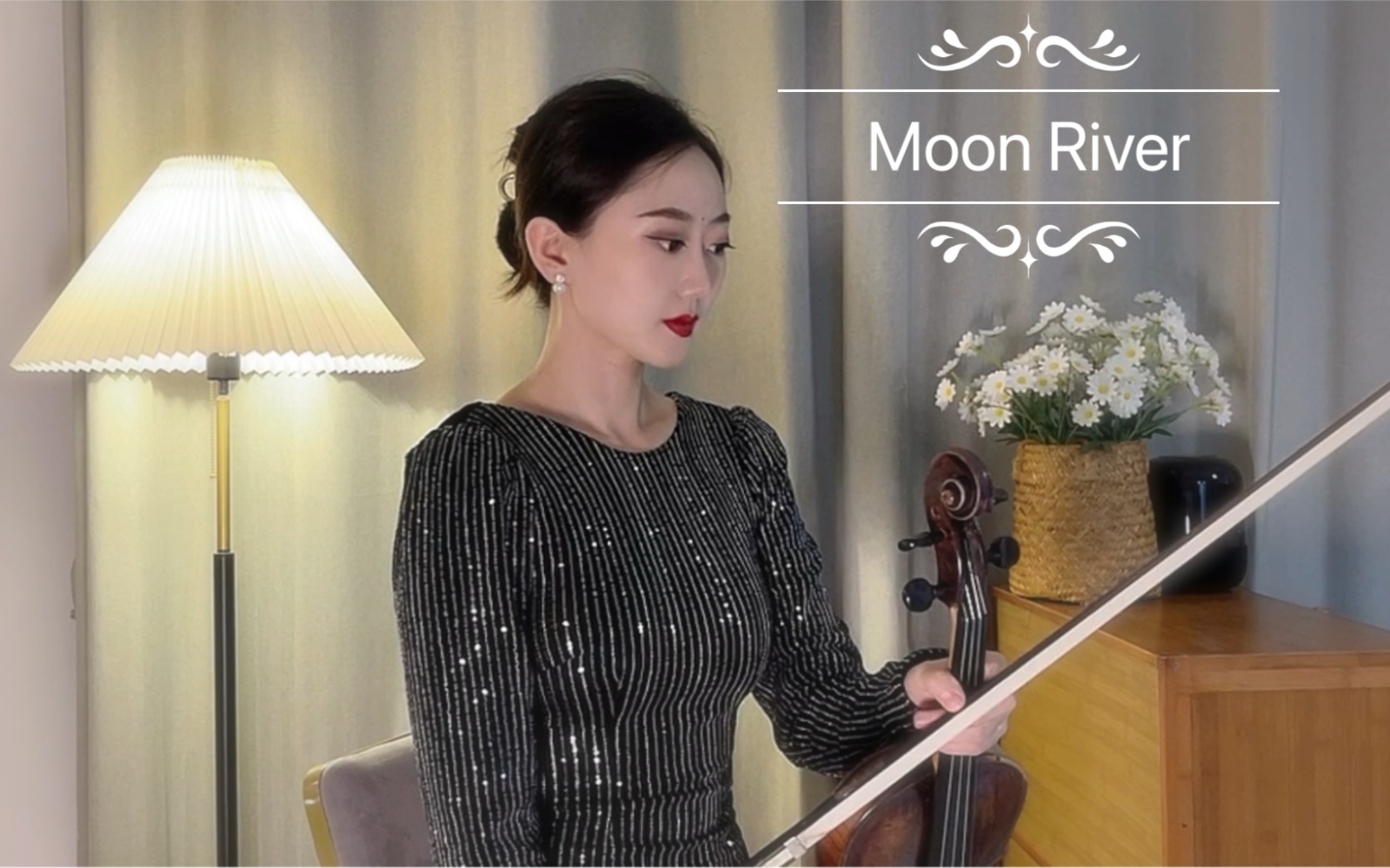 [图]Moon River- Breakfast at Tiffany's Audrey Hepburn 月亮河-蒂芙尼的早餐 原唱：奥黛丽赫本