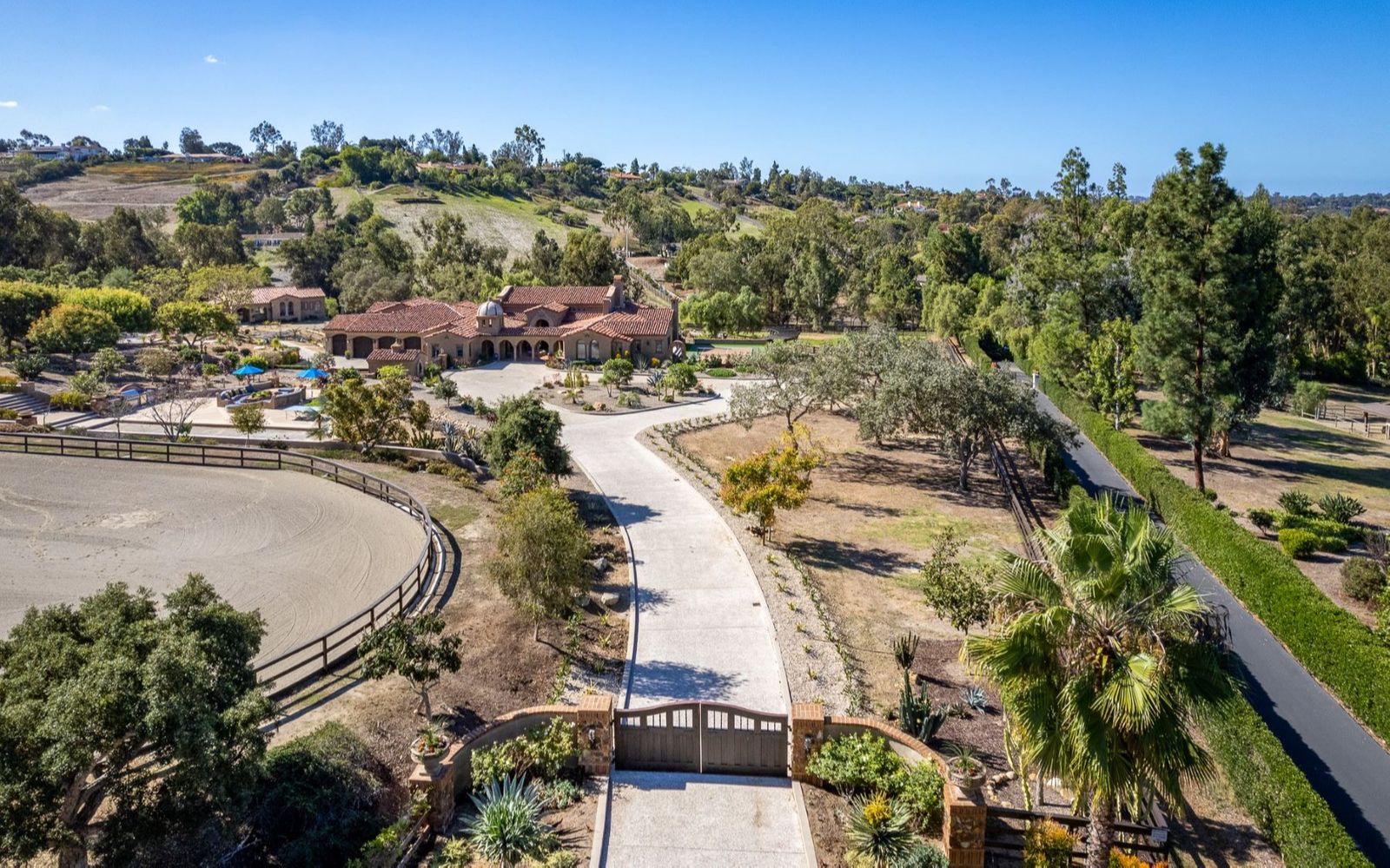 位于南加州圣达菲的一间西班牙风格的乡村农场