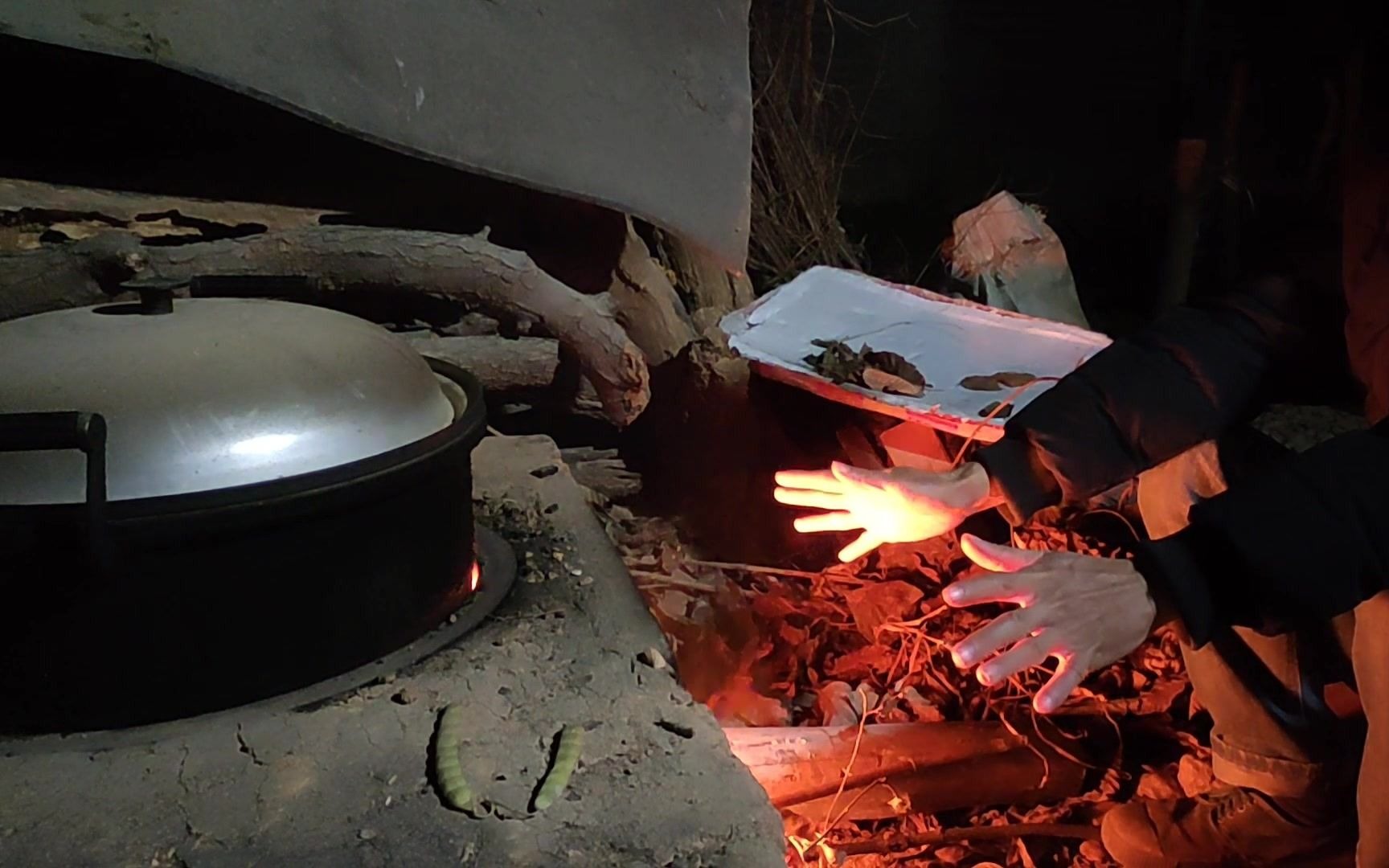 乡村阿词广东打工10多年后返乡,南方农村没暖气和空调,冬天就烤火取暖