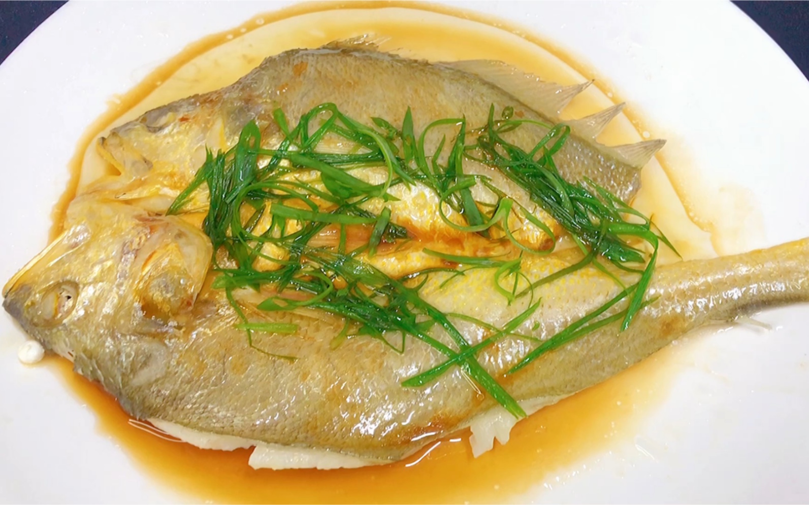 清蒸黄花鱼最简单的做法,肉质鲜香滑嫩,味道好极了,一点也不腥