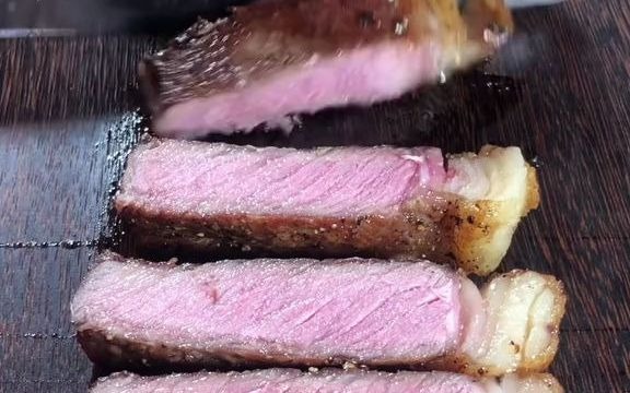 五分熟谷饲西冷牛排,横切面呈现粉红色. (1)