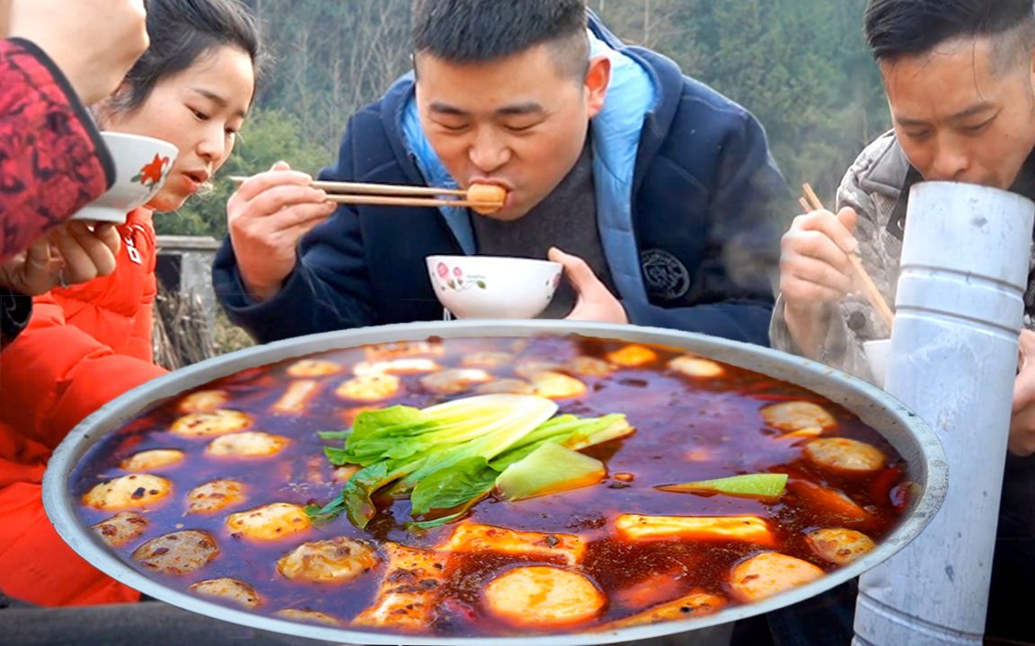 超小厨嘴馋下山买食材,媳妇主厨“麻辣火锅”喝酒刷肉真痛快哔哩哔哩bilibili