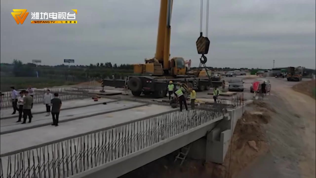 [图]潍坊：东外环路上跨新昌街分离立交架设最后一片梁板