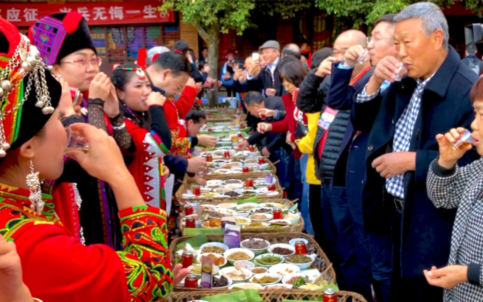 2019年中国ⷤ𚑥—省红河州绿春县ⷮŠ哈尼十月年长街古宴哔哩哔哩bilibili