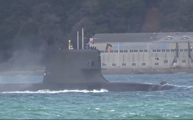 [图]实拍日本海上自卫队“苍龙"级潜艇通过关门海峡！