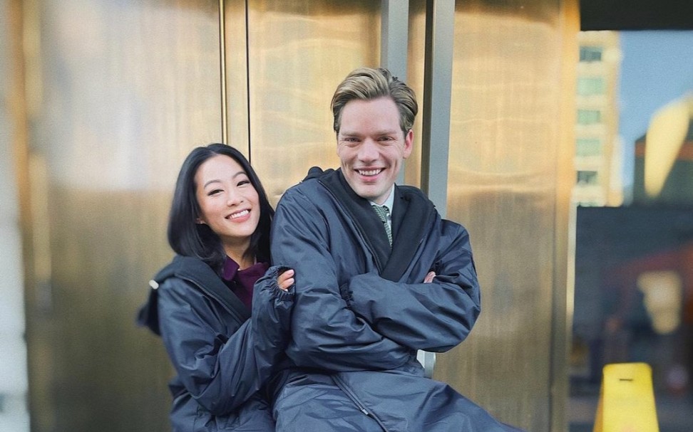 [图]【Dominic Sherwood】和赵雅顿(Arden Cho)探讨如何打造《Partner Track》第二季