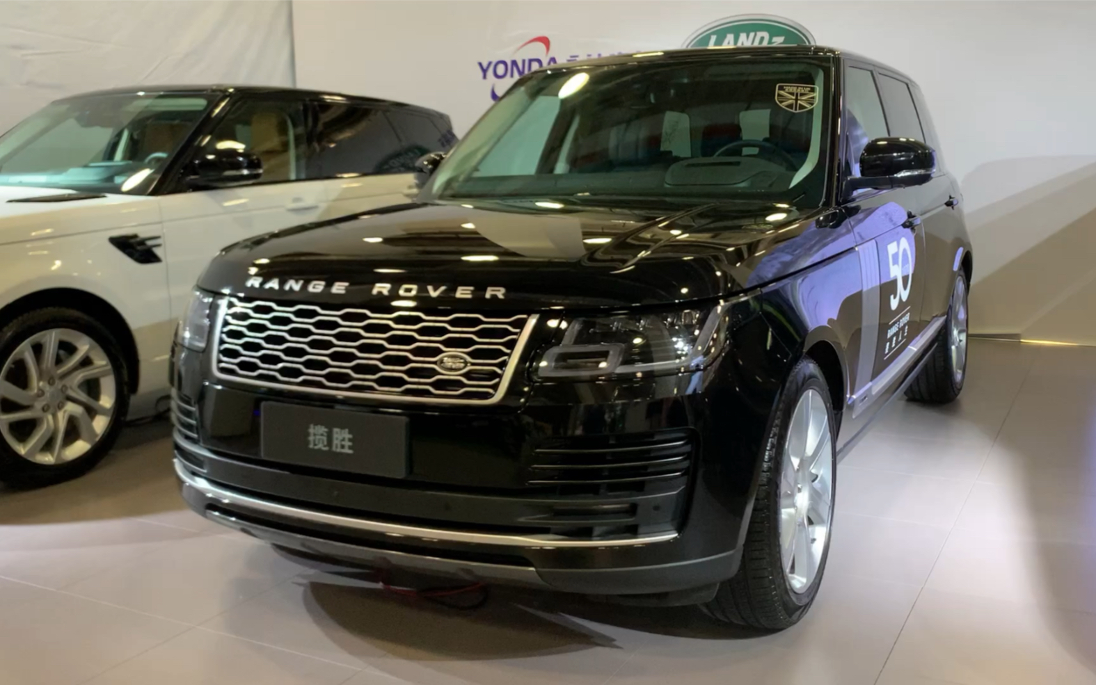2021款路虎揽胜五十周年风云纪念版车展实拍renurletcarfilm