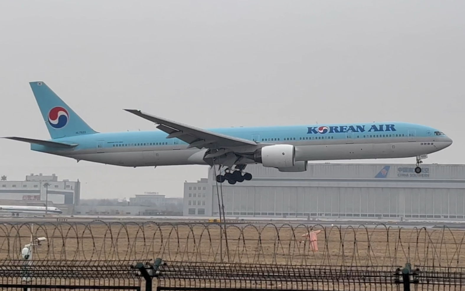 大韩航空 b777-300 降落沈阳桃仙国际机场