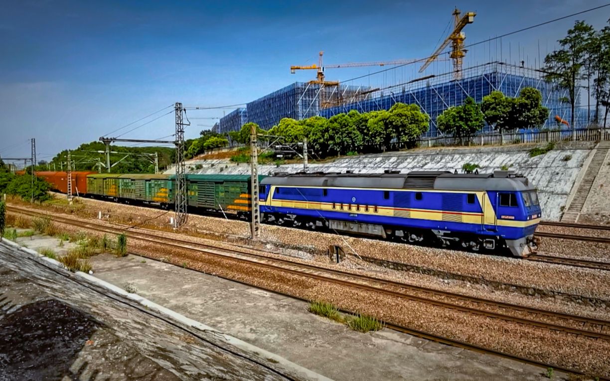 上局宁东段df8b内燃机车5408号机牵引货列上行出南京