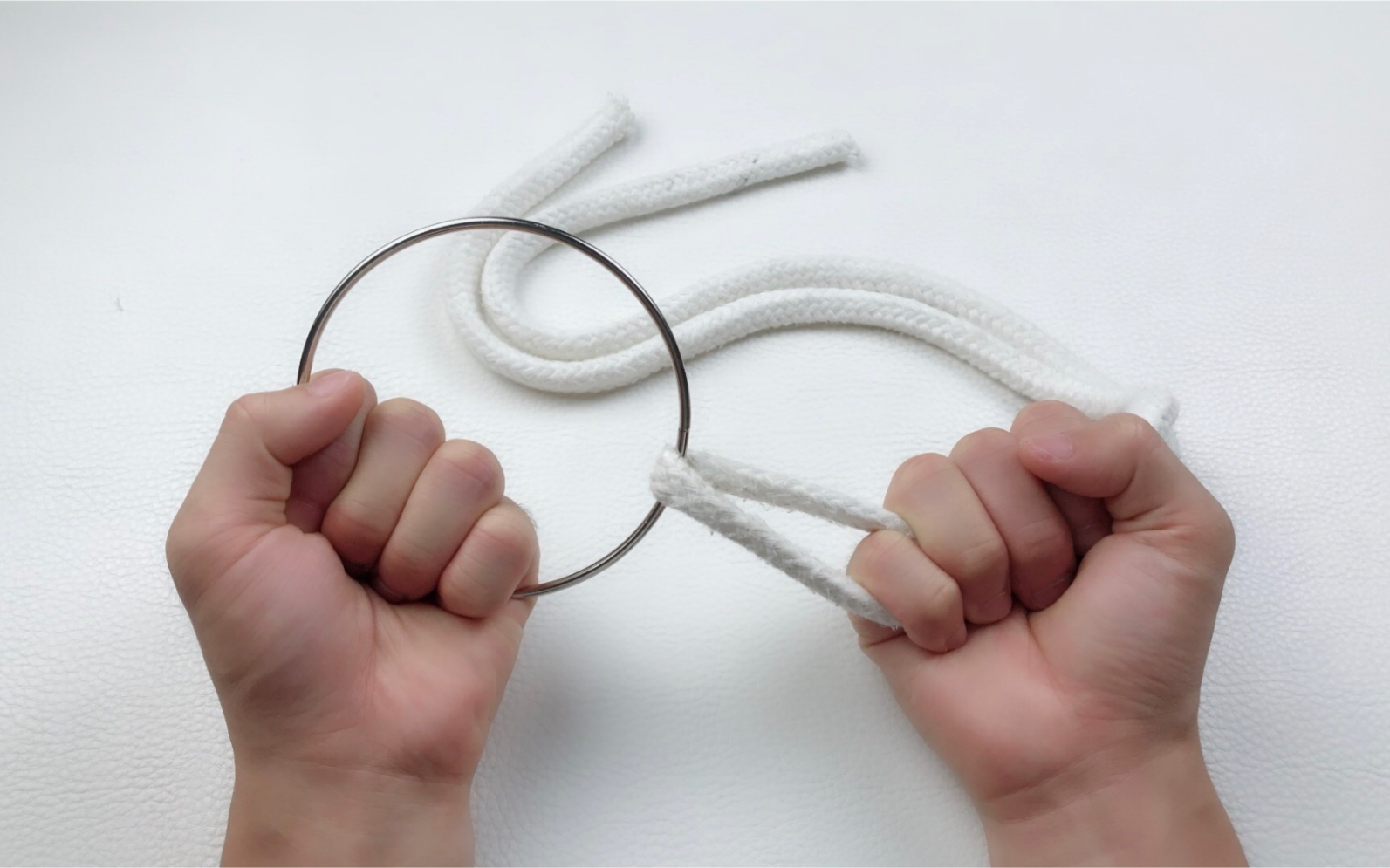 魔术揭秘:难以置信,没有缺口的铁环能隔空穿透白绳!