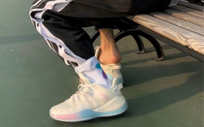 白袜体育生穿球鞋