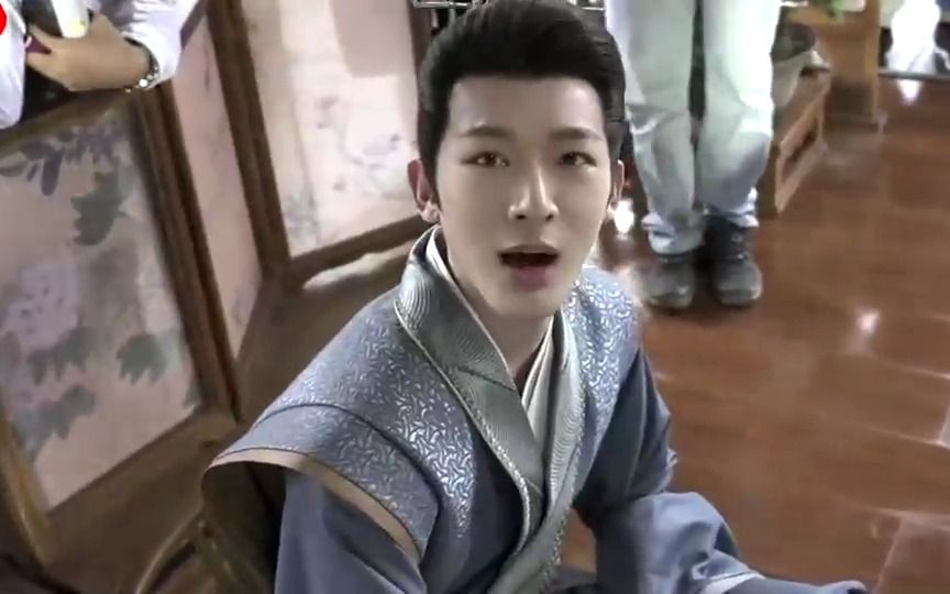 张晚意谴责杨紫"花心",心虚紫妹下意识想牵手,清醒后迅速贴贴