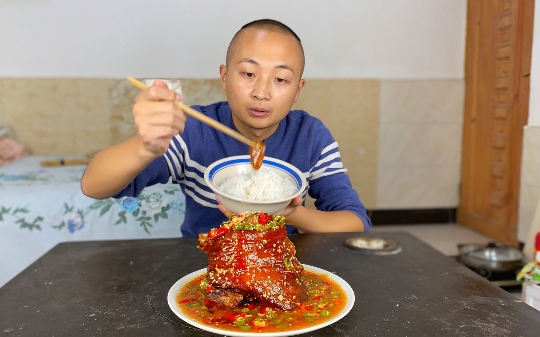 大冬嘴馋,买个前猪肘做“霸王肘子”,香嫩软烂,拌饭老香了哔哩哔哩bilibili