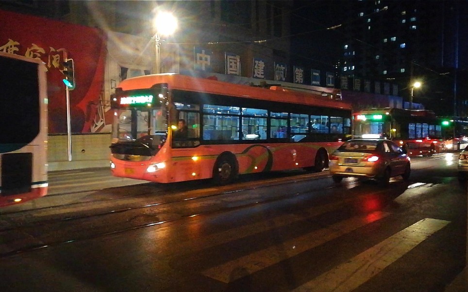 大连公交少见的101路无轨电车降弓运行多趟公交车临时经由市场街运行