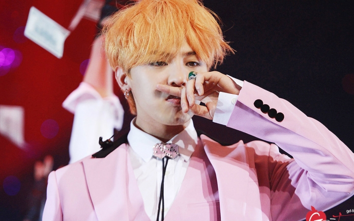 权志龙zutter萌萌的戳脸蛋现场