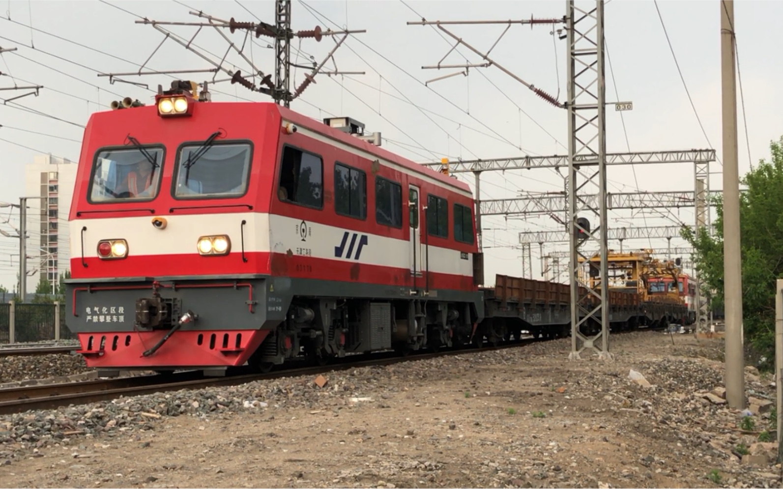 天津工务段张贵庄工区的金鹰轨道车完成作业后折返回工区