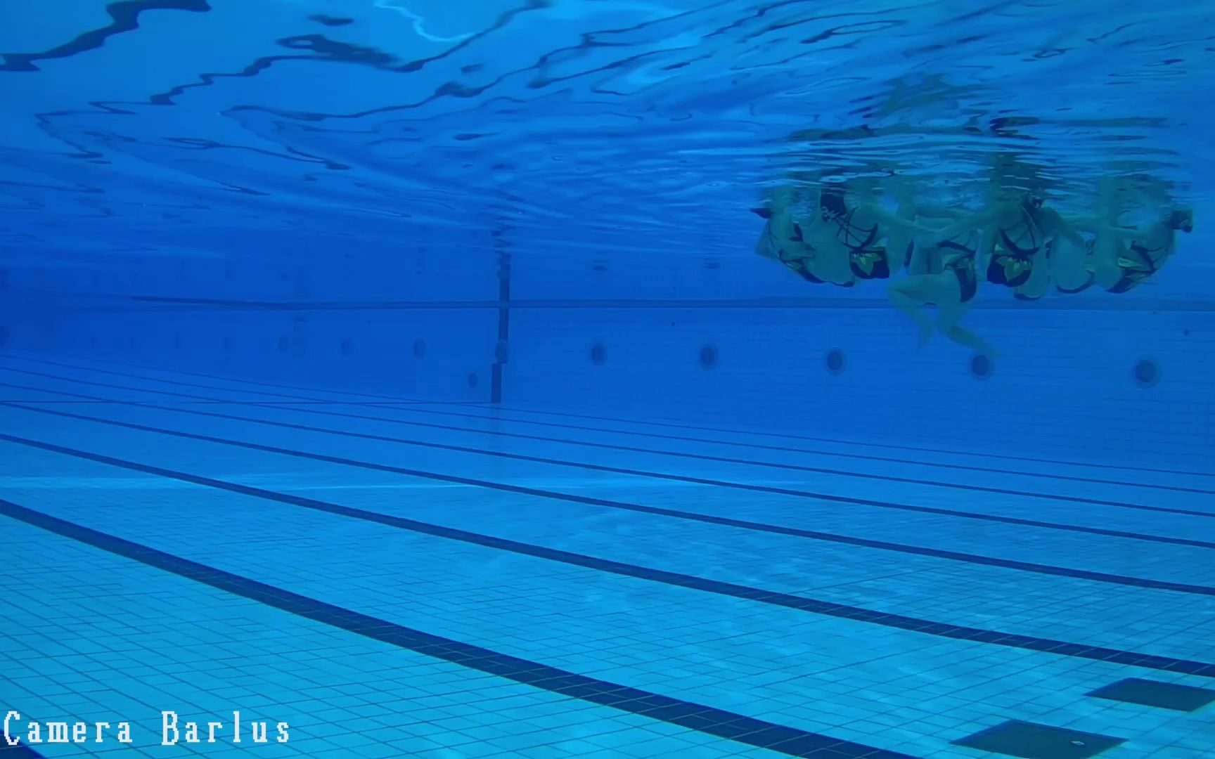 花样游泳训练水下视角