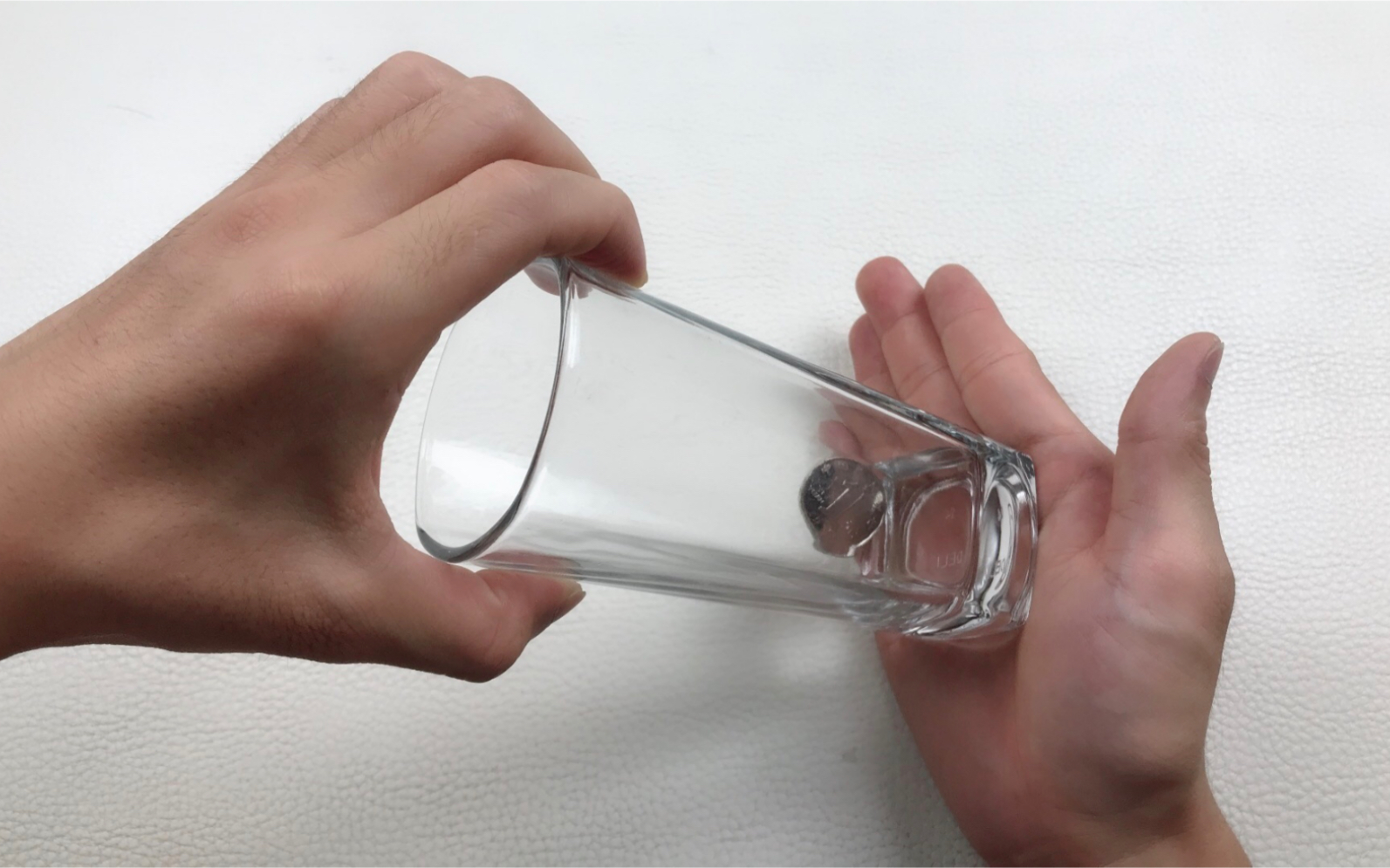 魔术揭秘:为什么用手拍一下,硬币就能穿透玻璃杯?_哔哩哔哩_bilibili