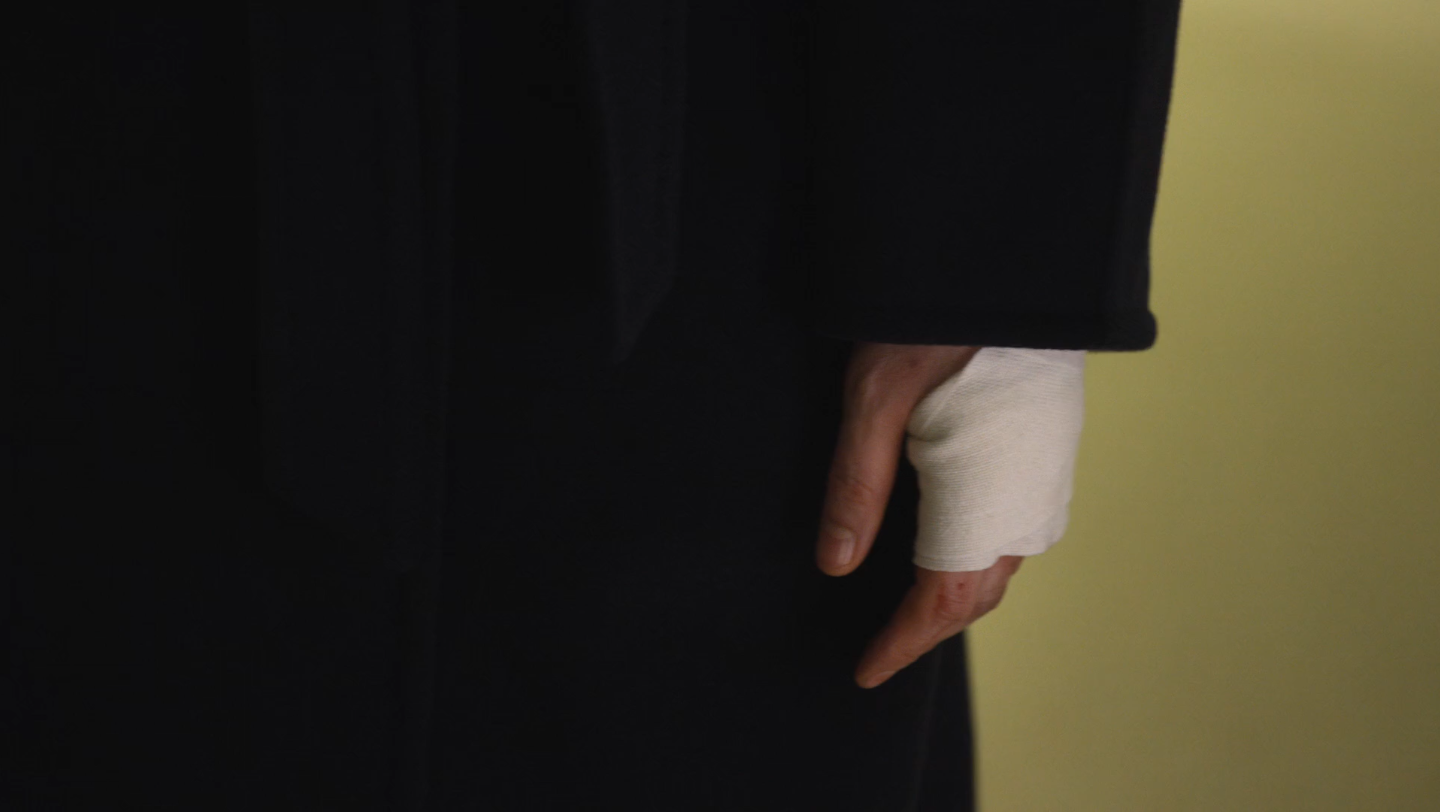 空镜包纱布的手紧张的手三个人的脚步安抚对方握手发泄摇晃栏杆血滴在