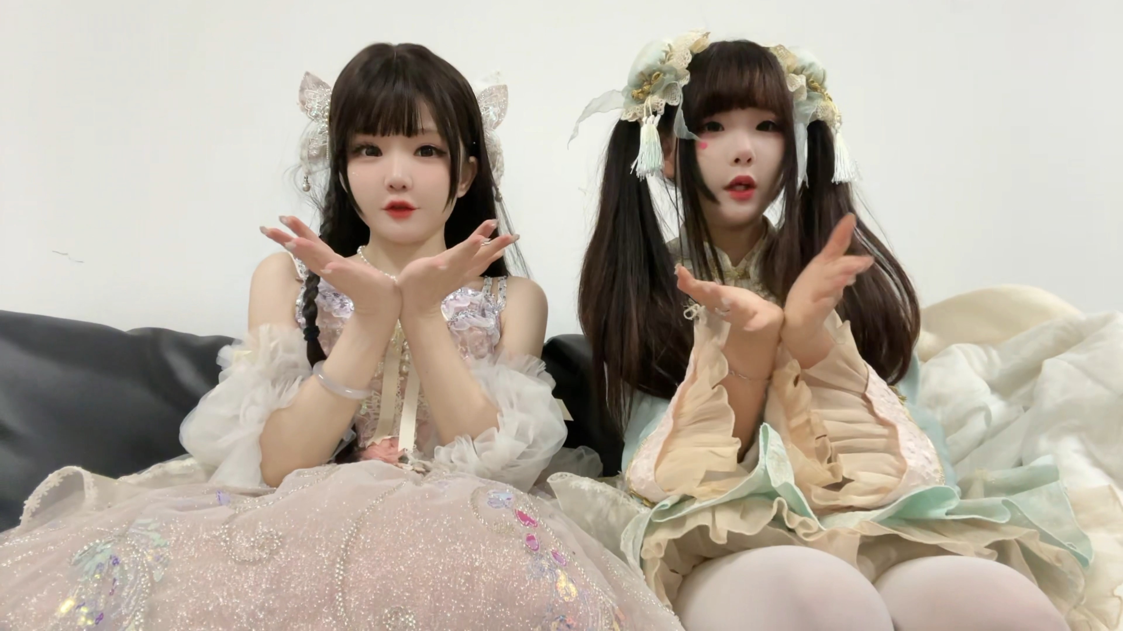 和猫猫同框了[大哭][大哭]太喜欢她了@=咬人猫=