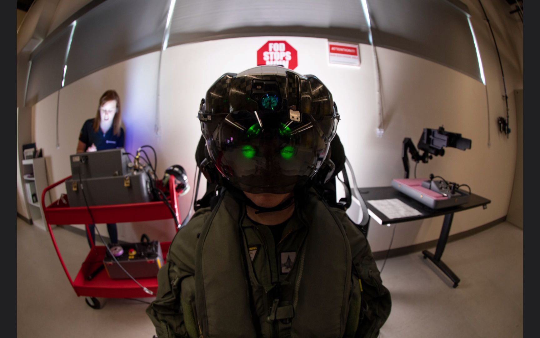 f35的头盔面罩和抗荷服-3