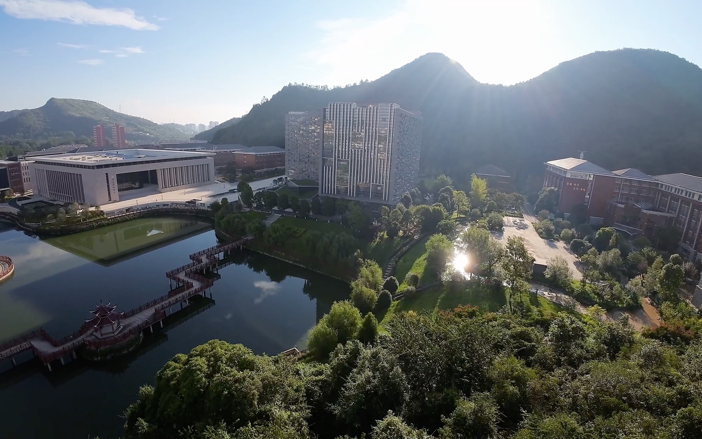 贵州财经大学-鼎心湖