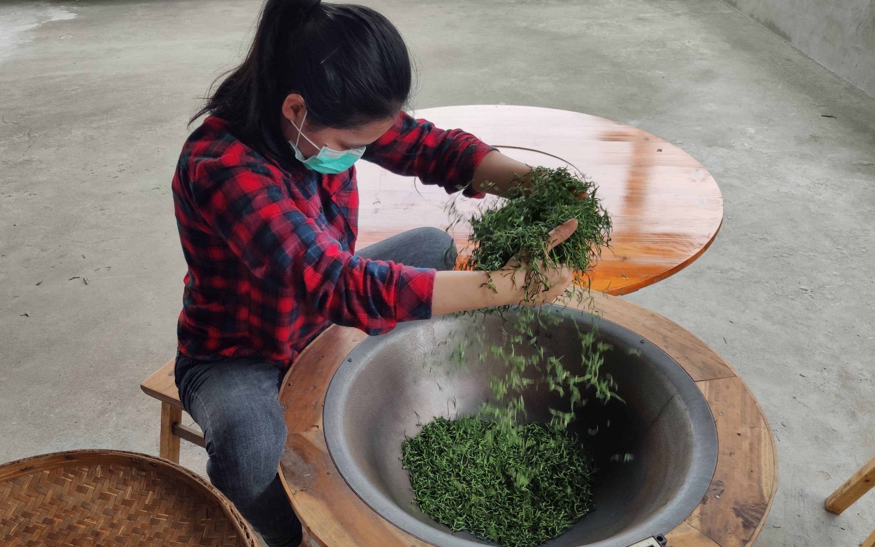 手工炒茶的年轻人很少花3个钟炒出来的茶叶比机器炒的香10倍