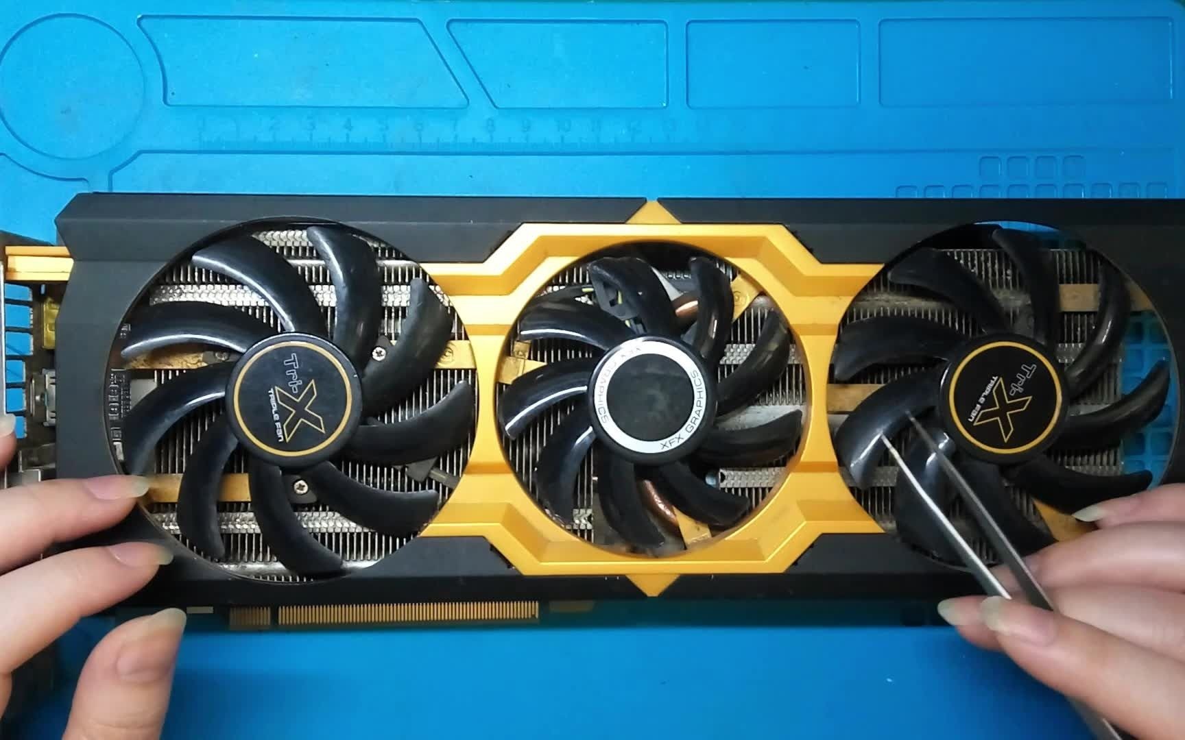 网友寄修 r9 370x 4g 显卡花屏 背面电路有腐蚀 显卡维修能否成功?