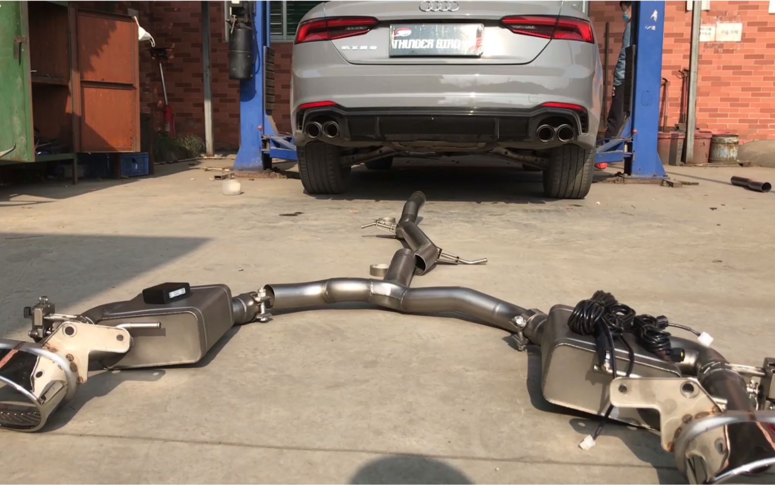 奥迪a5改装雷鸟排气低沉声浪效果